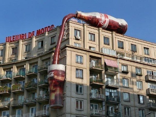 Компания Coca - Cola установила на крышу и на стену дома рекламу - прикольную и смешную